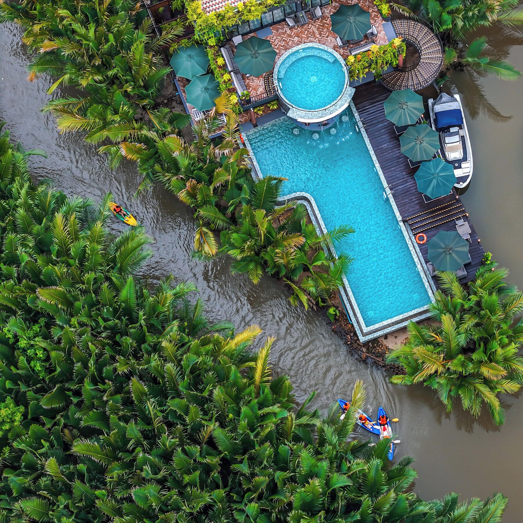 2 piscines extérieures, parasols de plage, chaises longues