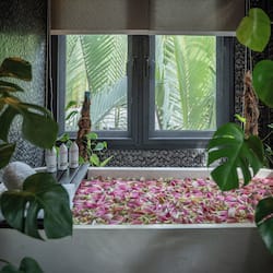 Deep-soaking bathtub