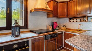 Refrigerador, horno, placa de cocina, lavavajillas