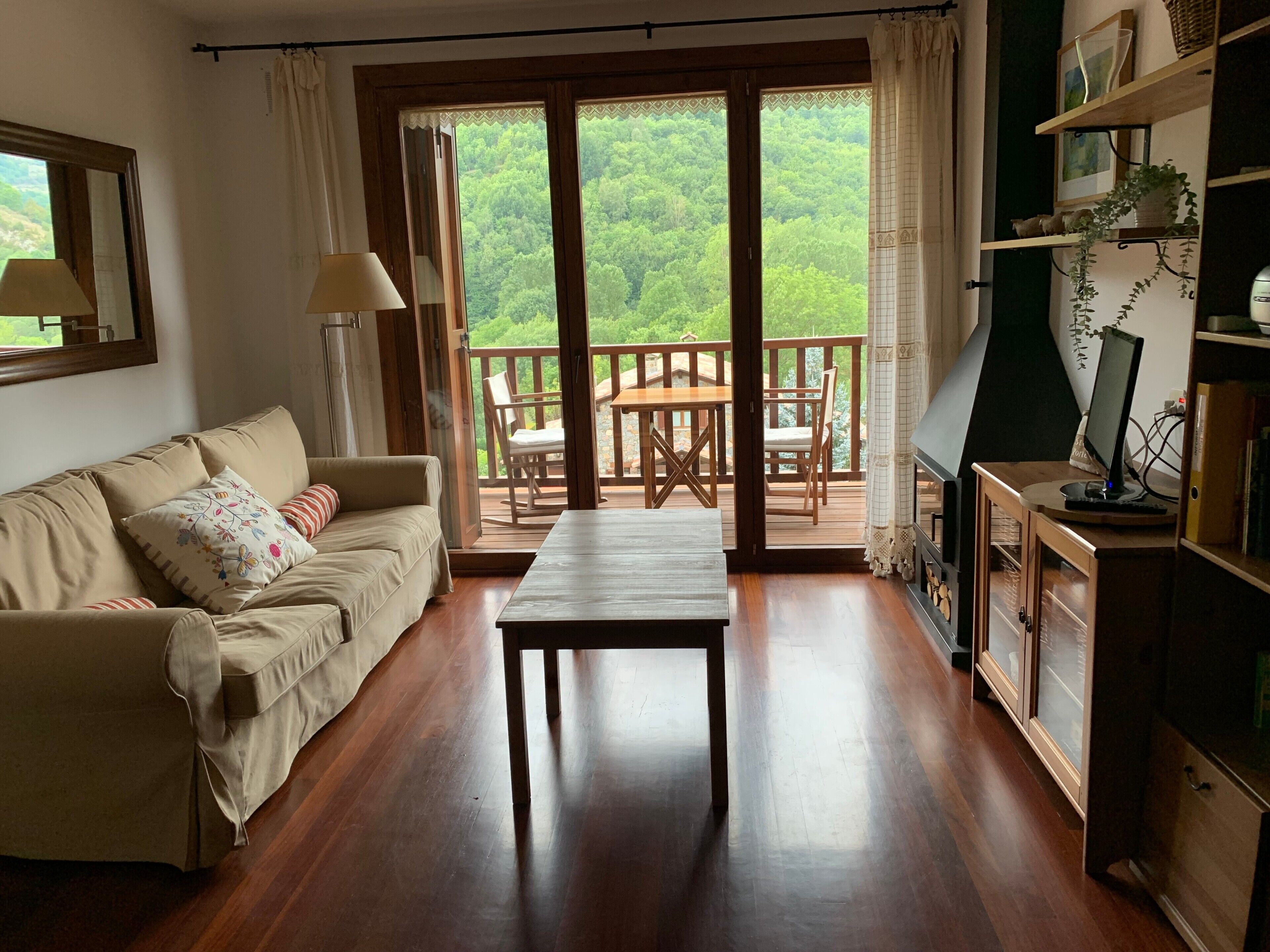 Televisie, een open haard en een stereo