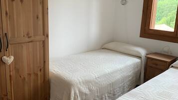 2 bedrooms, bed sheets