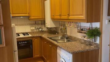 Een koelkast, een magnetron, een oven, een kookplaat