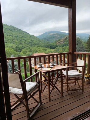 Outdoor dining - Apartment "El Mirador de Llanars" with Access to Ski Slopes & Mountain View (Llanars)