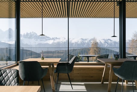 Outdoor dining. Apartment Hotel "Anders Mountain Suites 1" with Private Sauna, Slope Access & Wi-Fi