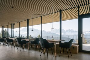 Dining - Apartment Hotel "Anders Mountain Suites 4" with Private Sauna, Slope Access & Wi-Fi (Brixen)