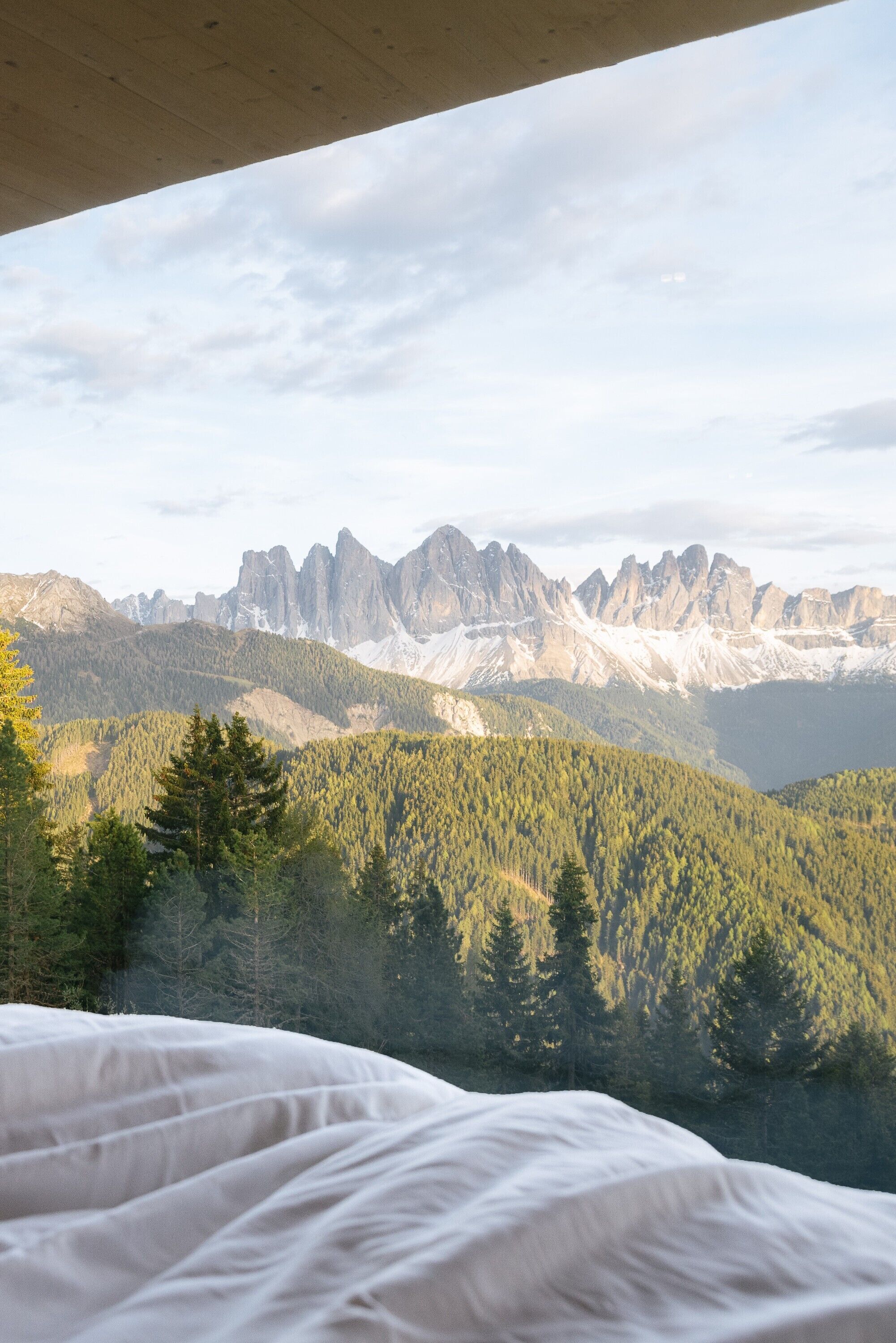 Un paisaje montañoso con una cama en primer plano.