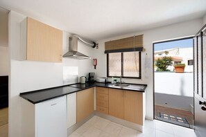 Fridge, stovetop, coffee/tea maker, electric kettle