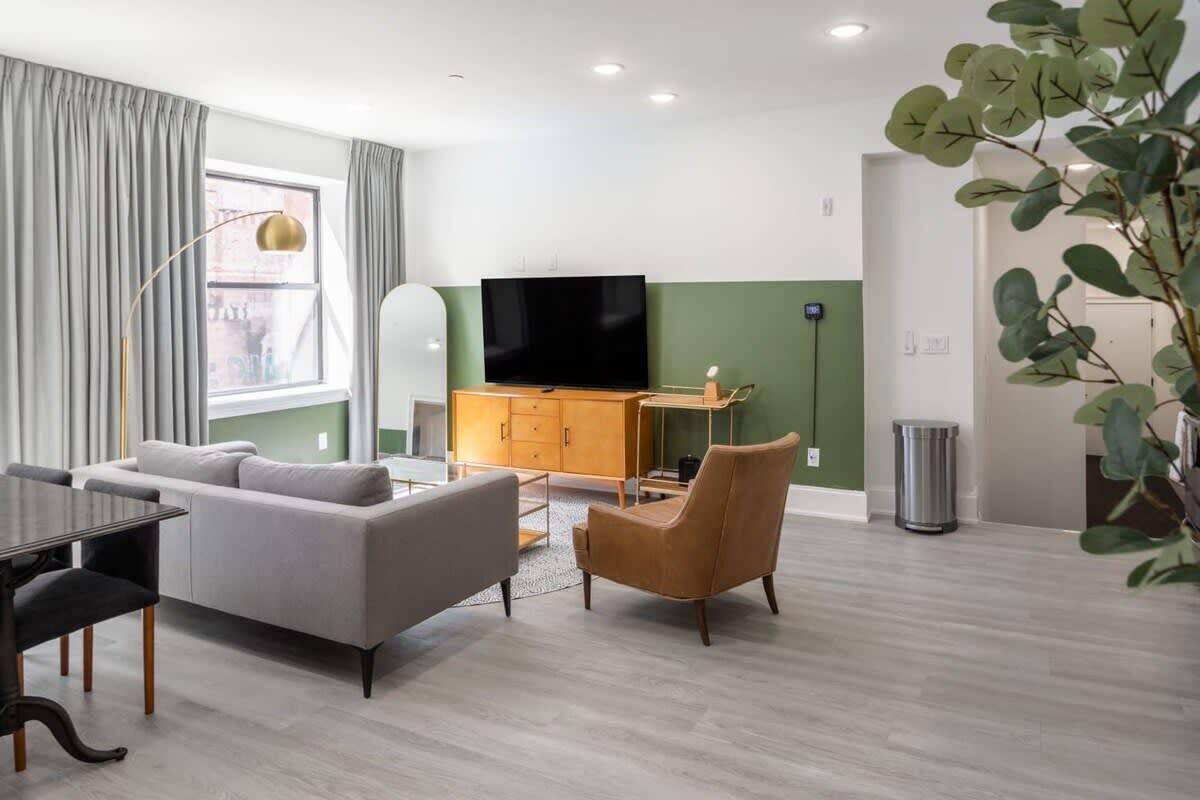 Sosuite | Corner 1BR Apt w Laundry, Workspace