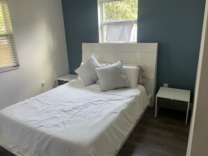 Room - Comfortable and safe condo 15 minutes from beach. (Miami)