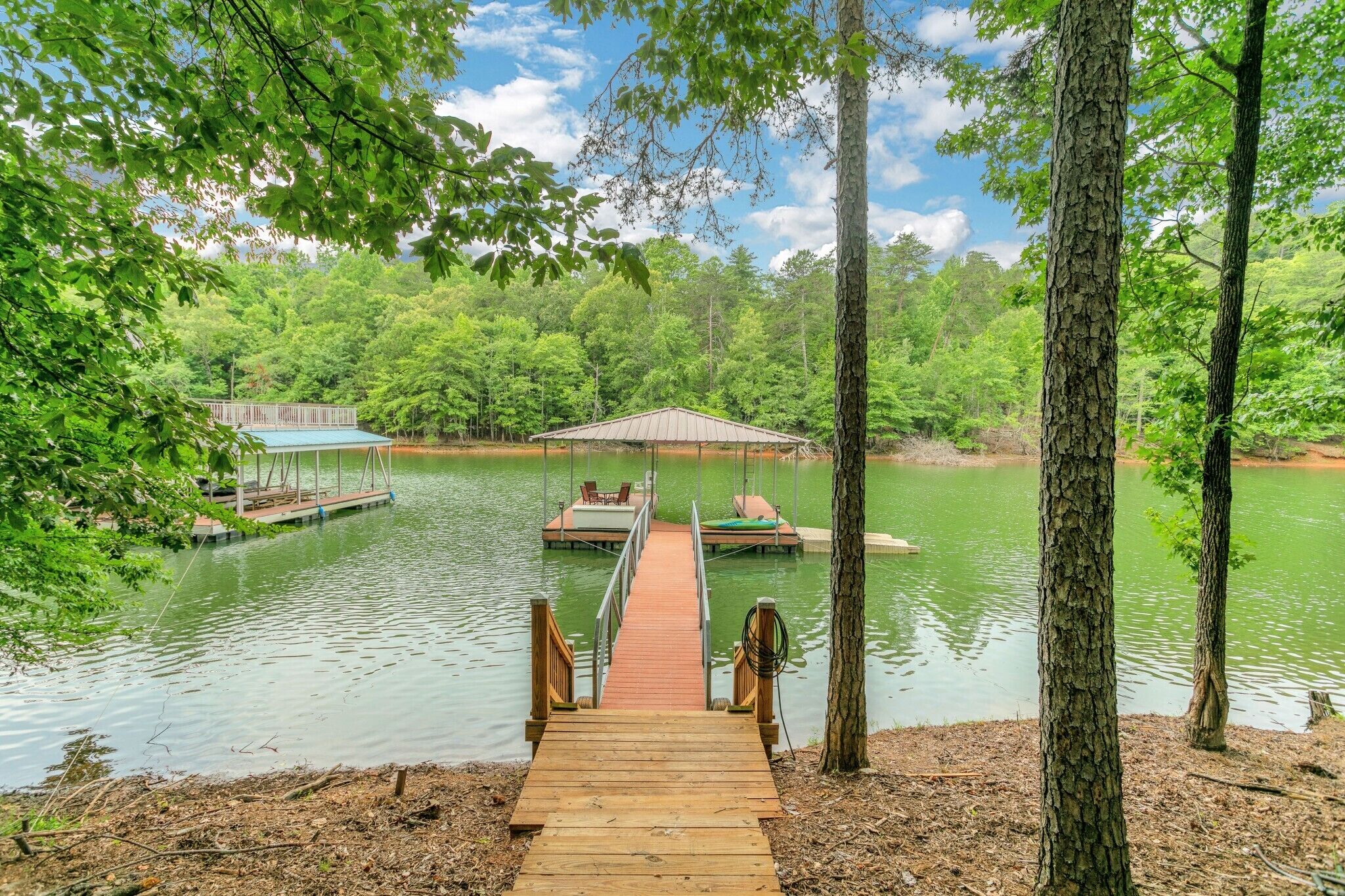 Huge Lake Lanier Waterfront, Pvt Dock, King bed