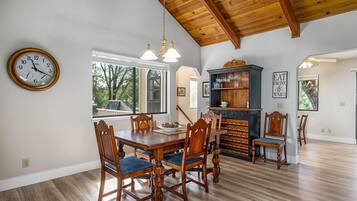 House, 4 Bedrooms | Tempat makan