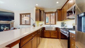 Casa de ciudad, 3 habitaciones | Cocina privada | Refrigerador, horno, cafetera y tetera y tostadora 