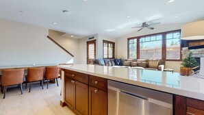 Townhouse, 3 kamar tidur | Dapur pribadi | Mesin pembuat kopi/teh, lemari es, oven, dan pemanggang roti