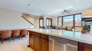 Townhouse, 3 soverom | Eget kjøkken | Kjøleskap, ovn, kaffetrakter/tekoker og brødrister