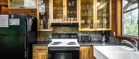 Cabin, 3 Bedrooms | Private kitchen