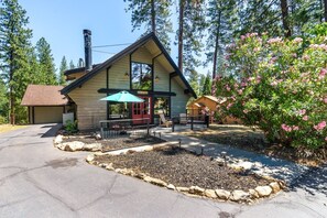 Cabin, 3 Bedrooms | Terrace/patio - Cabina De Alba - Charming and Modern by Yosemite Region Resorts (Groveland)