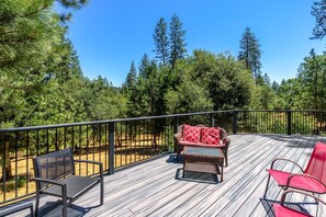 Cabin, 3 Bedrooms | Property grounds - Cabina De Alba - Charming and Modern by Yosemite Region Resorts (Groveland)