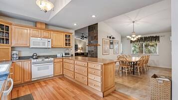 House, 3 Bedrooms | Private kitchen | Stovetop, coffee/tea maker, toaster