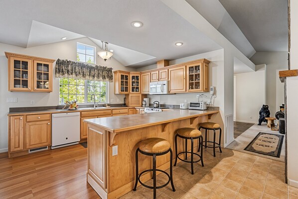 House, 3 Bedrooms | Private kitchen | Stovetop, coffee/tea maker, toaster - Star of the Mountain - The Star of Your Vacation by Yosemite Region Resorts (Groveland)