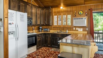 House, 2 Bedrooms | Private kitchen | Fridge, oven, coffee/tea maker, toaster