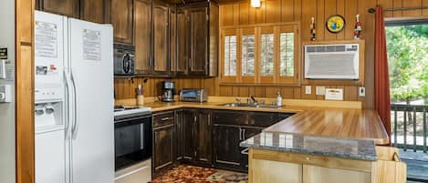 House, 2 Bedrooms | Private kitchen | Fridge, oven, coffee/tea maker, toaster