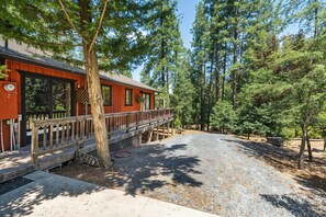Terrace/patio - The Hideout - Pet Friendly - The Perfect Spot for a Relaxing Yosemite Vacation by Yosemite Region Resorts (Groveland)