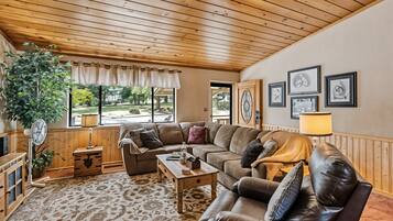 House, 3 Bedrooms | Living area | Smart TV, streaming services