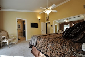4 bedrooms, free WiFi - Yosemite Villa - Only 0.3 Miles from Lake Lodge Beach and Playground by Yosemite Region Resorts (Groveland)