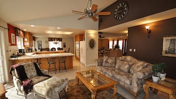 House, 4 Bedrooms | Living area | Smart TV, streaming services