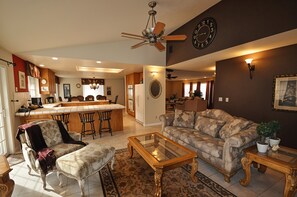 House, 4 Bedrooms | Living area