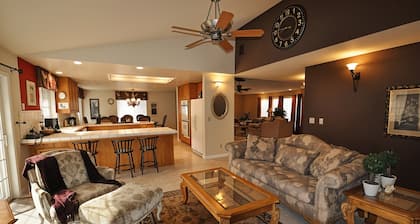 Yosemite Villa - Only 0.3 Miles from Lake Lodge Beach and Playground by Yosemite Region Resorts