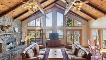 House, 5 Bedrooms | Living area | Smart TV, streaming services