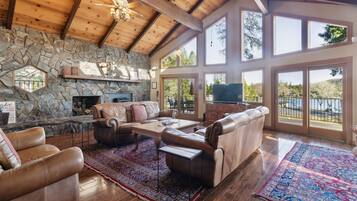 House, 5 Bedrooms | Living area