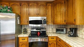 House, 3 Bedrooms | Private kitchen | Fridge, oven, coffee/tea maker, toaster