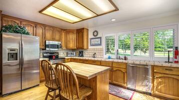 House, 3 Bedrooms | Private kitchen | Fridge, oven, coffee/tea maker, toaster