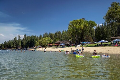 Creme De La Creme 2 - Pet Friendly and Amazing Golf-Course Views by Yosemite Region Resorts