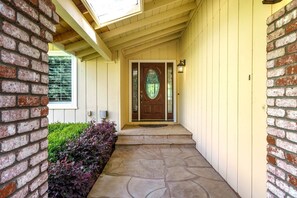 House, 3 Bedrooms | Property grounds - Creme De La Creme 2 - Pet Friendly and Amazing Golf-Course Views by Yosemite Region Resorts (Groveland)