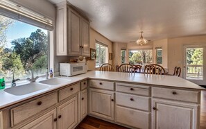 Casa, 3 habitaciones | Cocina privada | Refrigerador, horno, parrilla de estufa y cafetera y tetera 