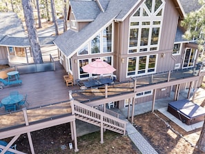 House, 5 Bedrooms | Outdoor dining - Casa Cassaretto - This Beautiful Lakefront Home is Only 50 yards from Marina Beach by Yosemite Region Resorts (Groveland)