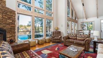 Casa, 5 quartos | Área de estar | Smart TV, serviços de streaming