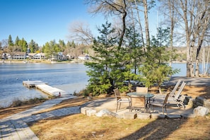 House, 5 Bedrooms | Outdoor dining - Casa Cassaretto - This Beautiful Lakefront Home is Only 50 yards from Marina Beach by Yosemite Region Resorts (Groveland)
