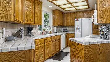 House, 5 Bedrooms | Private kitchen | Fridge, microwave, dishwasher, coffee/tea maker