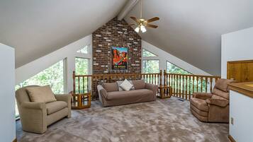 House, 5 Bedrooms | Living area | Smart TV, fireplace, DVD player, books