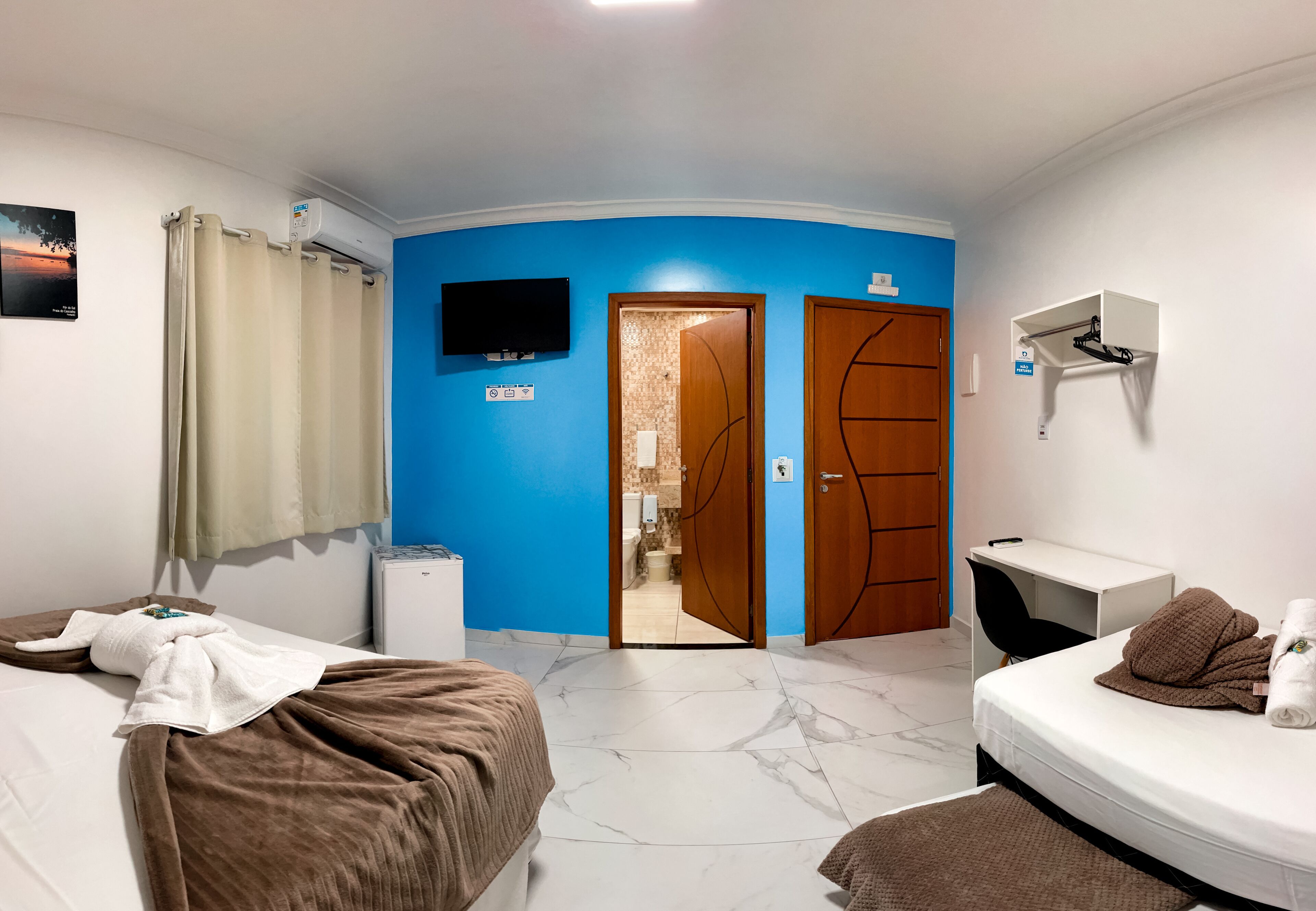 ميني بار ومكتب وواي فاي مجانًا وملاءات أسرّة