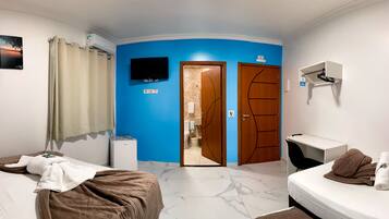 Quarto quádruplo standard | Frigobar, escrivaninha, Wi-Fi de cortesia, roupa de cama
