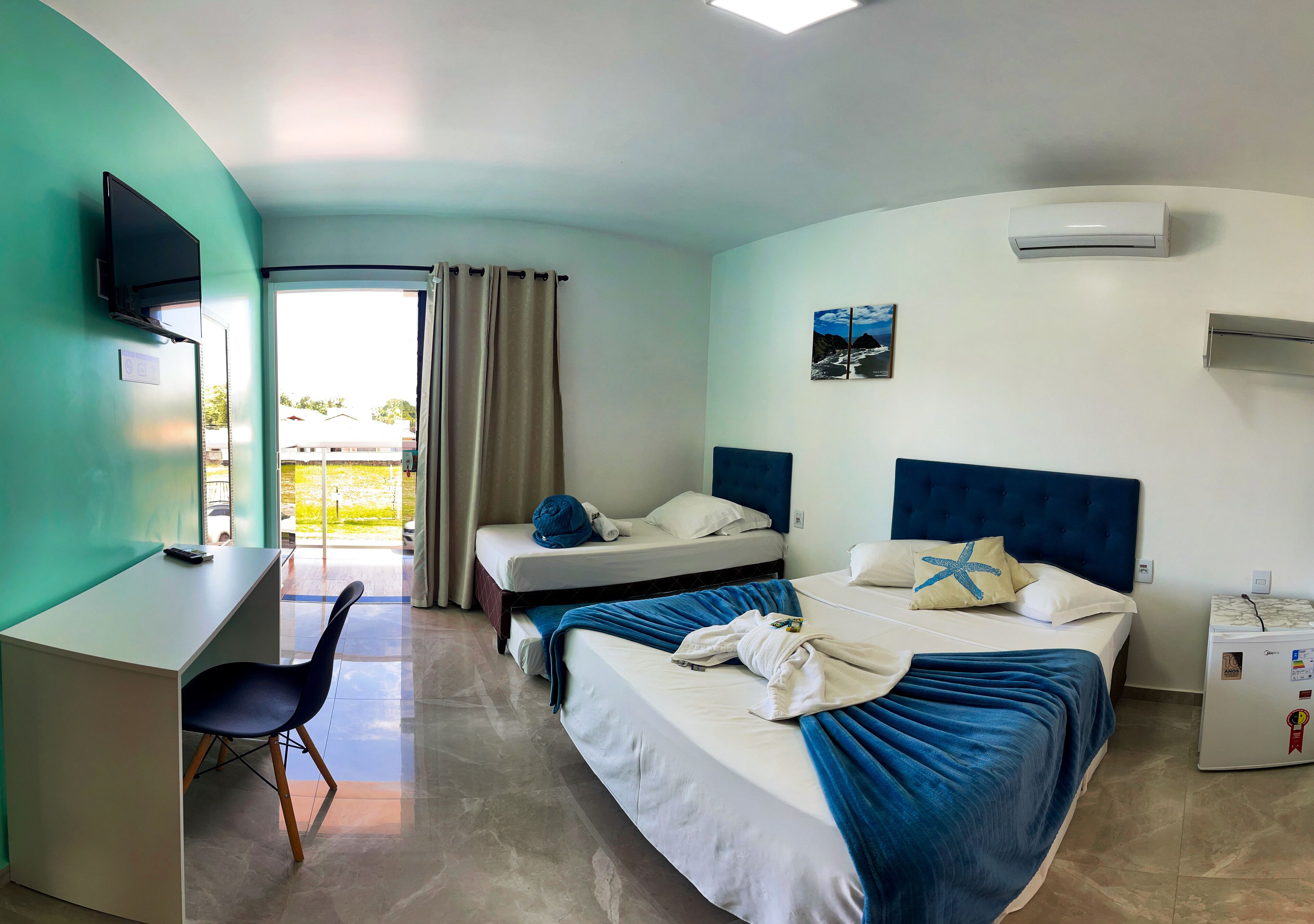 Habitación cuádruple superior | Minibar, escritorio, wifi gratis y ropa de cama