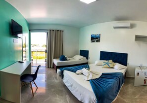 Chambre Quadruple Supérieure | Minibar, bureau, Wi-Fi gratuit, draps fournis