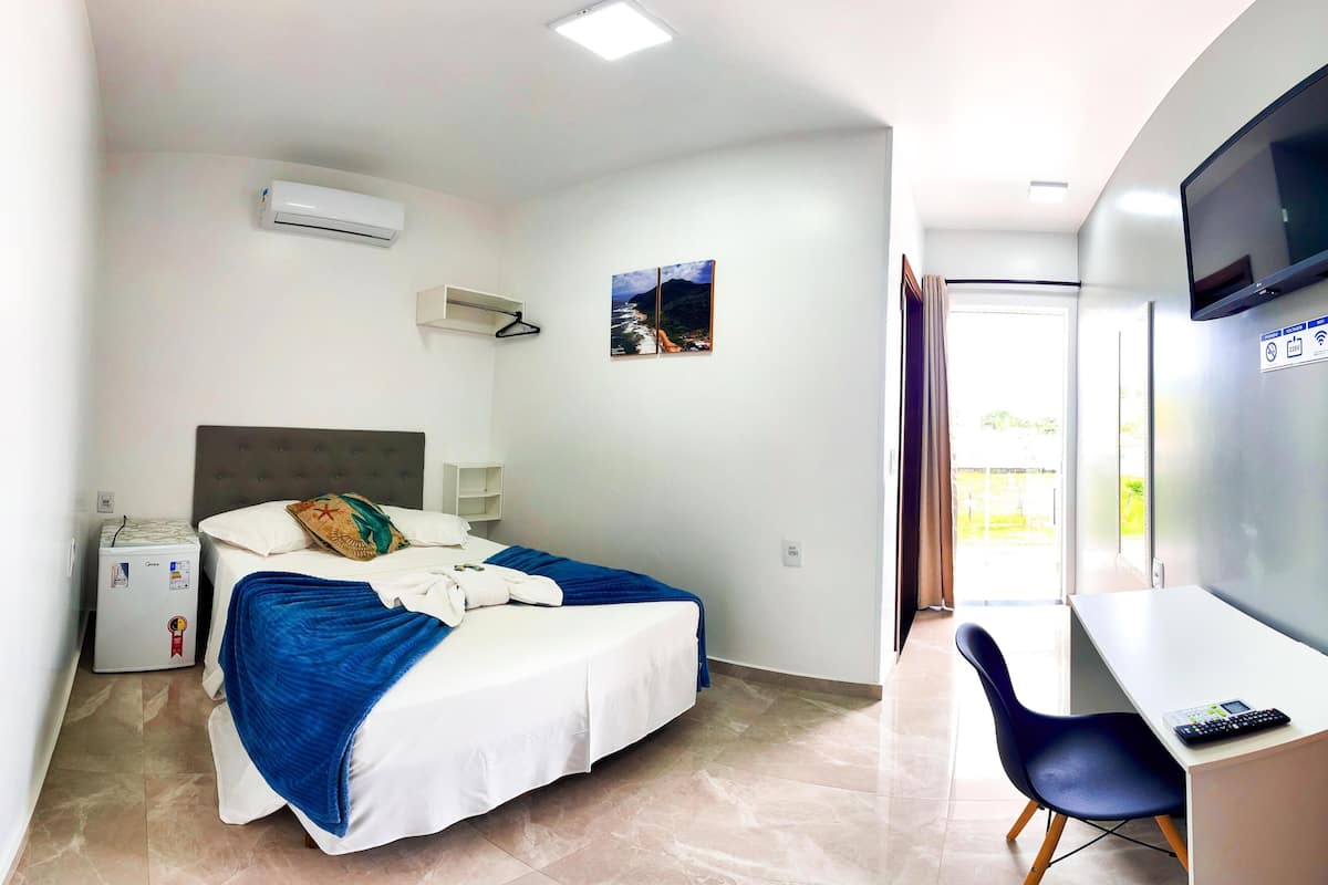 Minibar, desk, free WiFi, bed sheets