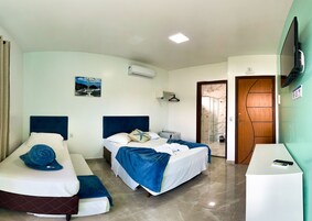 Habitación cuádruple superior | Minibar, escritorio, wifi gratis y ropa de cama