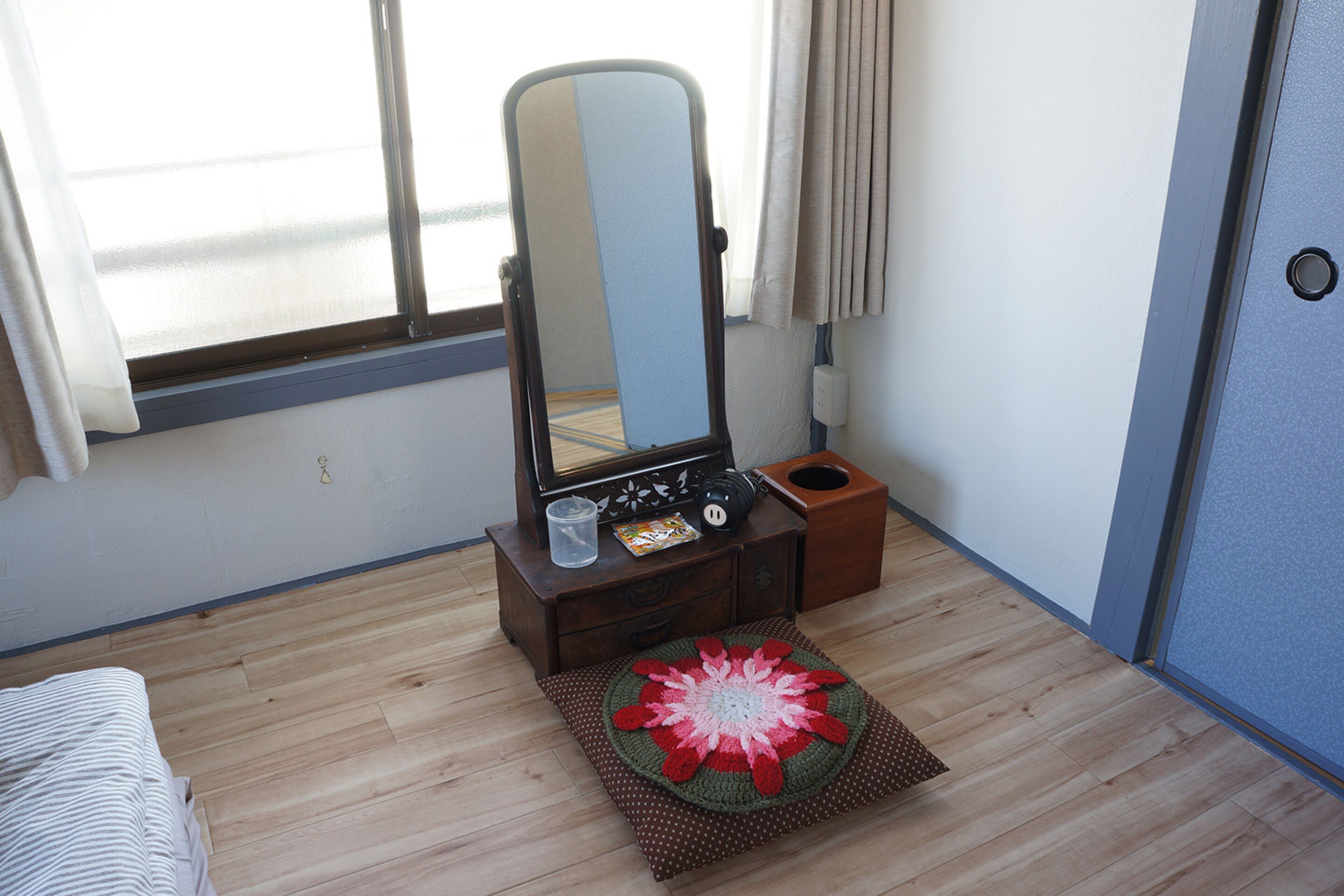 Minibar, espacio para trabajar con laptop, wifi gratis y ropa de cama 